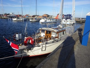 Bilde av båten Mira med ein norsk spreking åleine om bord på veg sørover.